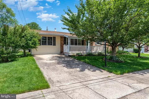 1218 Mitchell Dr, Mechanicsburg, PA 17050