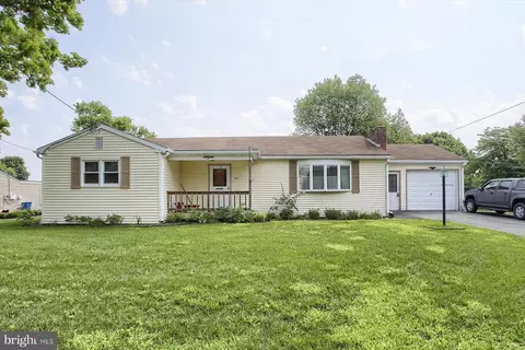 1919 Maplewood Dr, Carlisle, PA 17013