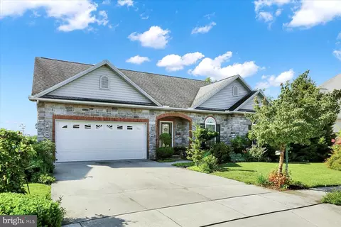 35 Manada Creek Cir, Carlisle, PA 17013