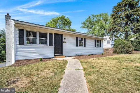 527 Wayne Dr, Mechanicsburg, PA 17055