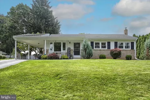 15 Pocono Dr, Mechanicsburg, PA 17055