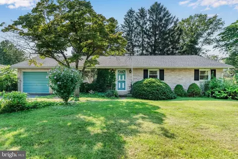 7 Peach Tree Ln, Boiling Springs, PA 17007