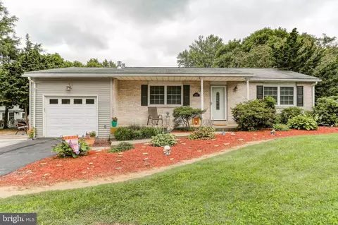 628 Wayne Dr, Mechanicsburg, PA 17055