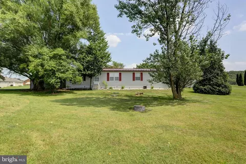 2 Running Pump Rd, Newville, PA 17241