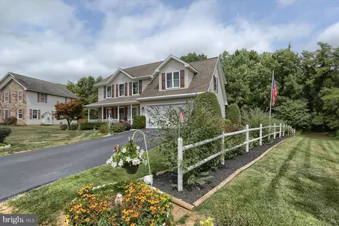 135 Westgate Dr, Mount Holly Springs, PA 17065
