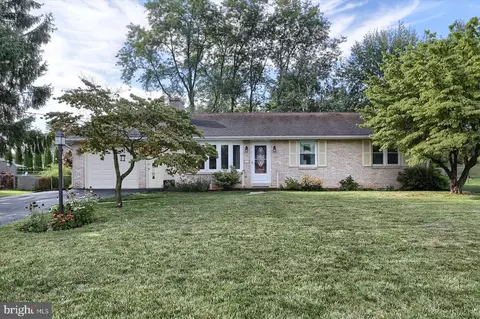 17 E Countryside Dr, Boiling Springs, PA 17007