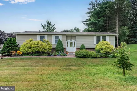 30 Hamilton Rd, Boiling Springs, PA 17007