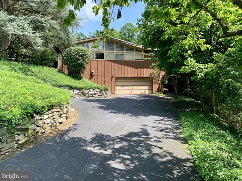 725 Vista Dr, Camp Hill, PA 17011