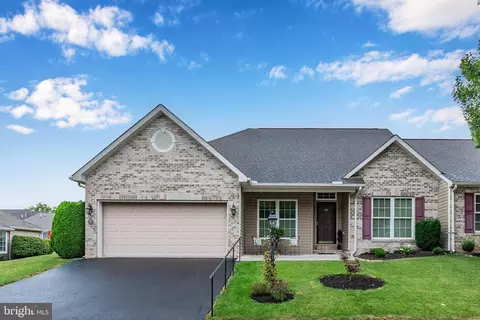 410 Touchstone Dr, Carlisle, PA 17015