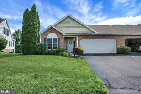 67 Creek Bank Dr, Mechanicsburg, PA 17050