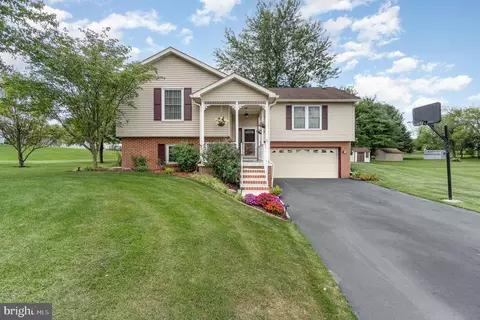 130 Fieldstone Dr, Carlisle, PA 17015