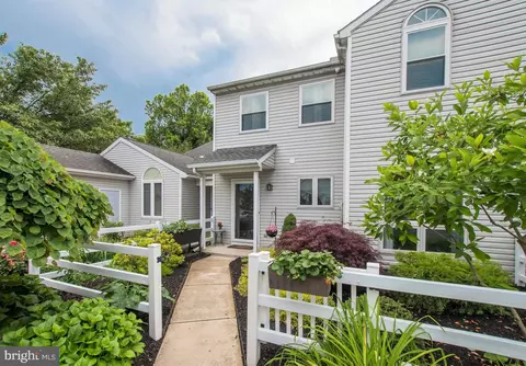 1819 Creek View Ct, New Cumberland, PA 17070