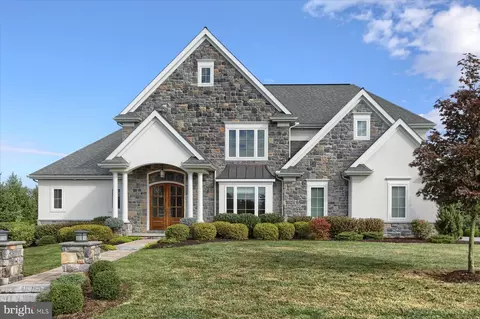395 Lake Dr, Mechanicsburg, PA 17055
