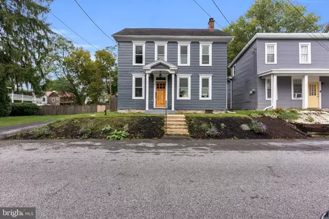 37 High St, Boiling Springs, PA 17007