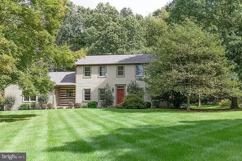 8 Lexington Dr, Newville, PA 17241