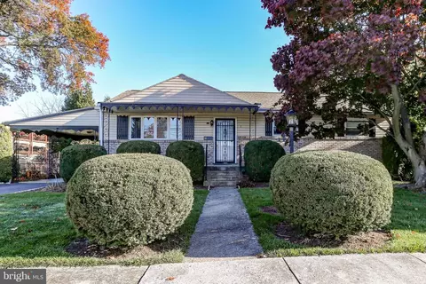 5 Neponsit Ln, Camp Hill, PA 17011