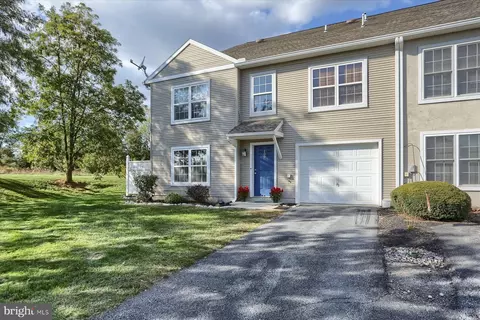 109 Courtyard Dr, Carlisle, PA 17013