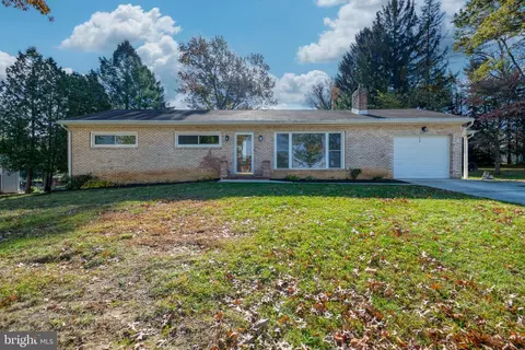 718 Middle Ln, Camp Hill, PA 17011