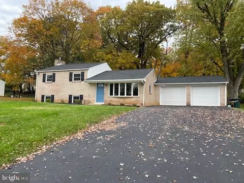 711 Breezewood Dr, Mechanicsburg, PA 17055