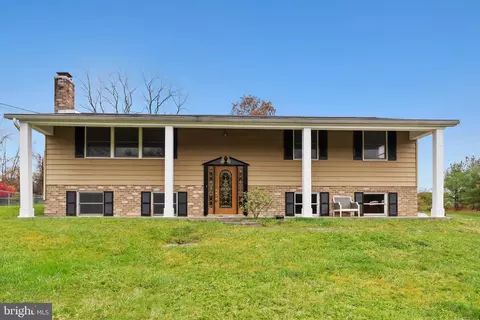 2060 Hunter Dr, Mechanicsburg, PA 17050