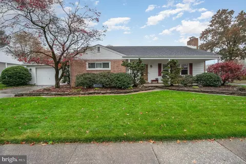 5 Country Club Pl W, Camp Hill, PA 17011