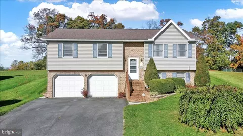 10 Meadow Ridge Dr, Shippensburg, PA 17257