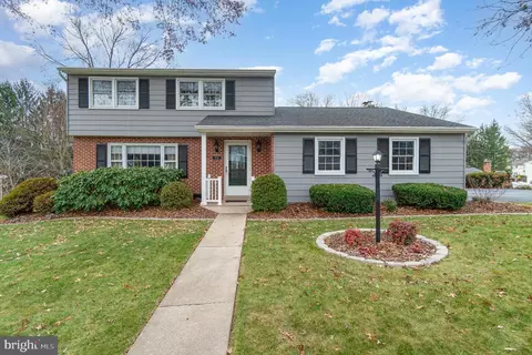 59 Old Pioneer Rd, Camp Hill, PA 17011