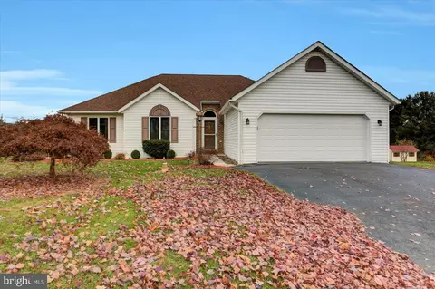 5 Meadow Ridge Dr, Shippensburg, PA 17257