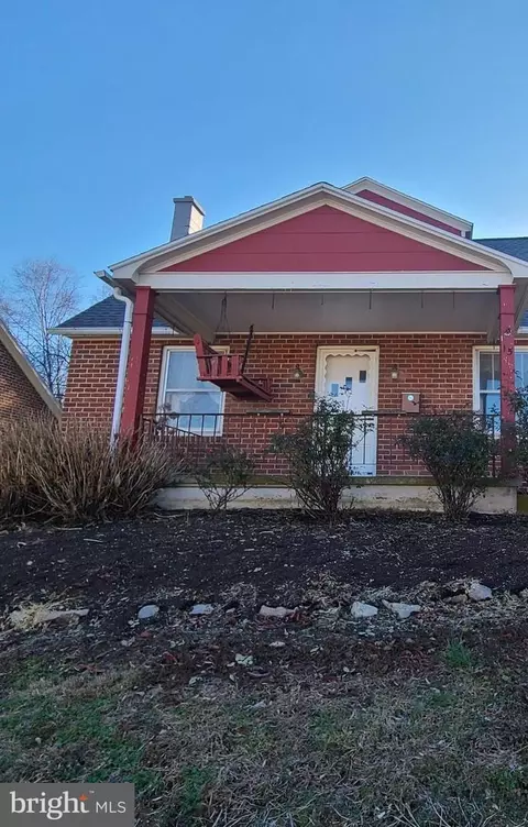15 W Pine St, Mount Holly Springs, PA 17065