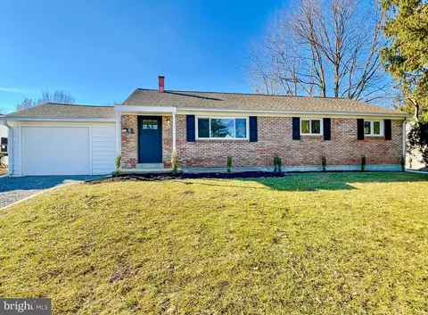 11 Rockaway Dr, Camp Hill, PA 17011
