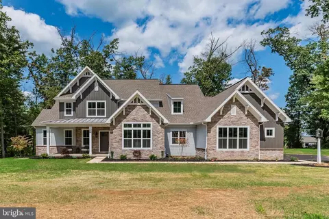 1 Barnitz Woods Dr, Mount Holly Springs, PA 17065