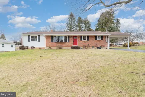 705 Breezewood Dr, Mechanicsburg, PA 17055