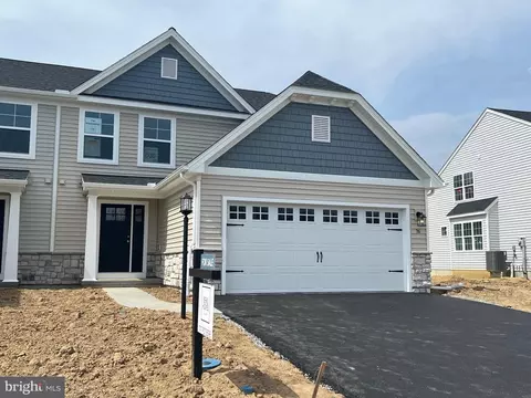 76 Long Bend Dr, Carlisle, PA 17015