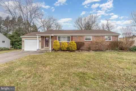 17 Neponsit Ln, Camp Hill, PA 17011