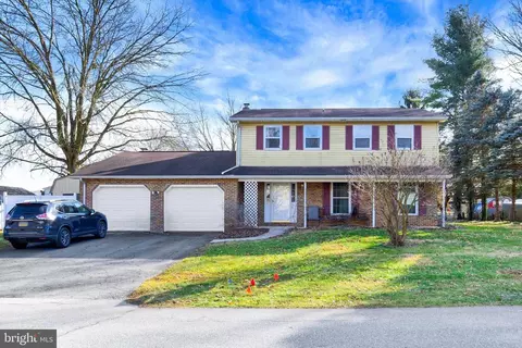 22 Enck Dr, Boiling Springs, PA 17007