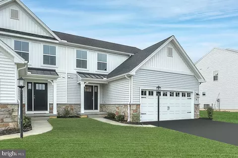 42 Long Bend Dr, Carlisle, PA 17015