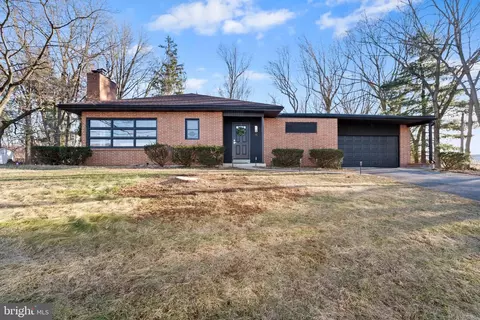 15 Woods Dr, Mechanicsburg, PA 17050