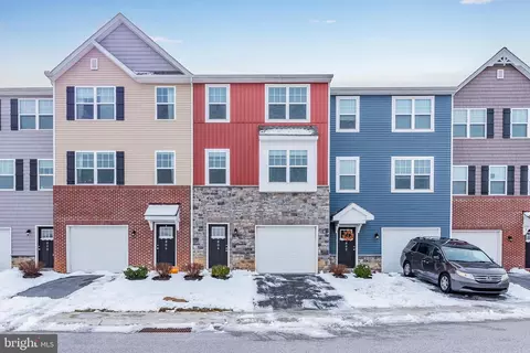 804 Admirals Quay Dr, Mechanicsburg, PA 17050