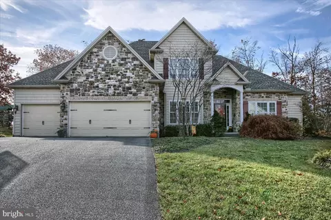 250 Pine Creek Dr, Carlisle, PA 17013