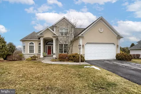 48 Derbyshire Dr, Carlisle, PA 17015