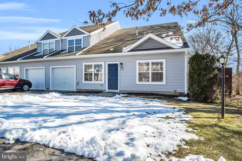 28 Courtyard Dr, Carlisle, PA 17013