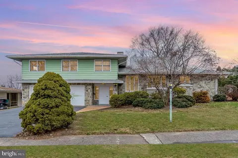 713 Hilltop Dr, New Cumberland, PA 17070