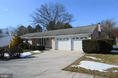 907 Charles St, Mechanicsburg, PA 17055