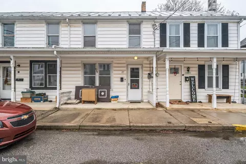 27 Chestnut St, Newville, PA 17241