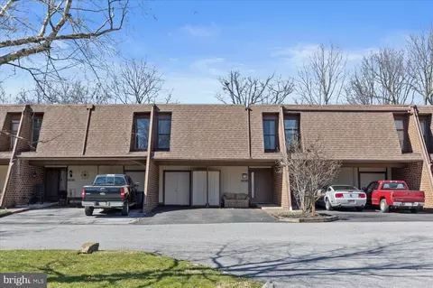 605 Cedar Ridge Ln, Mechanicsburg, PA 17055