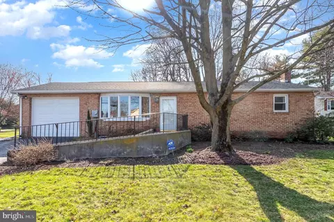 6046 Edward Dr, Mechanicsburg, PA 17050