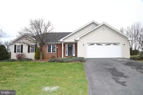 12 Arlington Dr, Carlisle, PA 17015