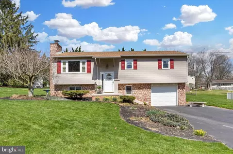 1612 Cressman Cir, Mechanicsburg, PA 17055