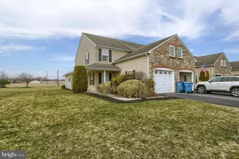 416 Eisenhower Dr, Carlisle, PA 17013