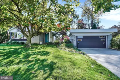19 Center Dr, Camp Hill, PA 17011